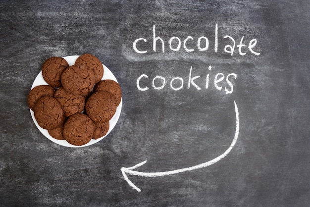 Foto gratuita galletas de chocolate dulce en placa