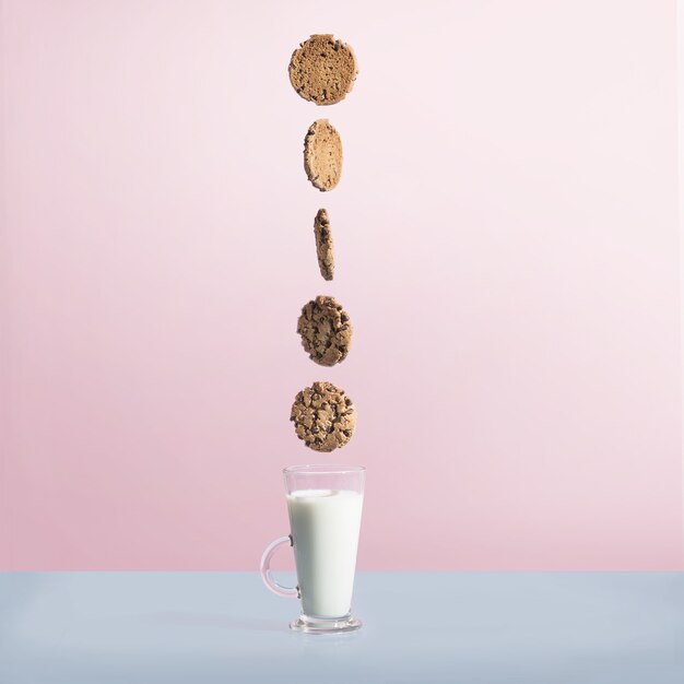 Galletas de chocolate encima de un vaso de leche