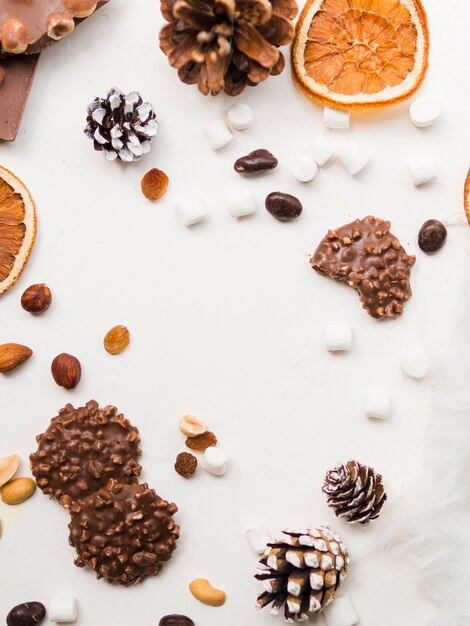 Foto gratuita galletas de chocolate con frutos secos, malvaviscos y bultos de árbol.