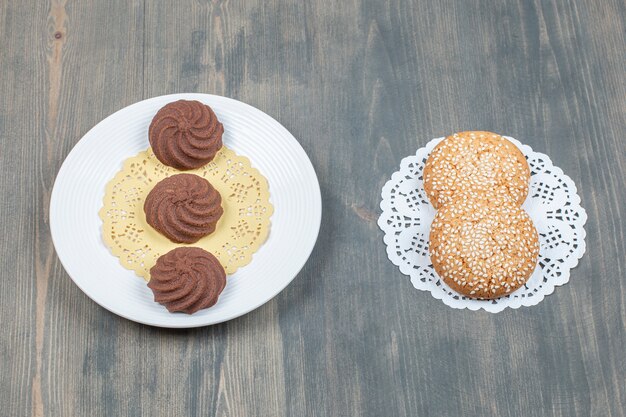 Galletas de chocolate y galletas con sésamo