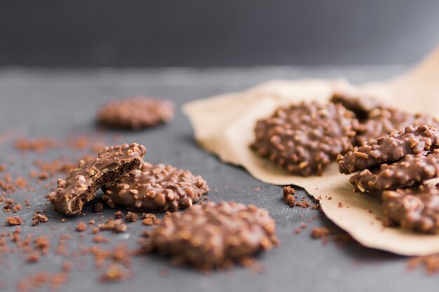 Galletas de chocolate glaseadas con migas sobre papel artesanal.