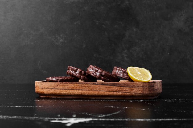 Galletas de chocolate y malvavisco con limón.