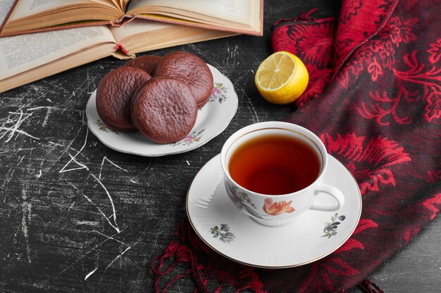 Galletas de chocolate y malvavisco con una taza de té, vista superior.