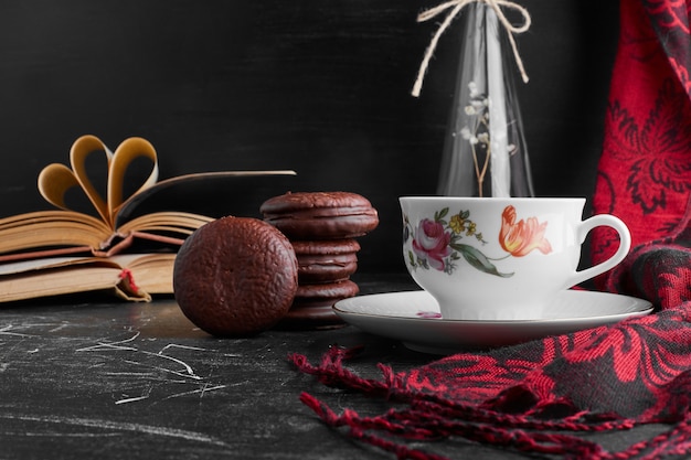 Galletas de chocolate y malvavisco con una taza de té.