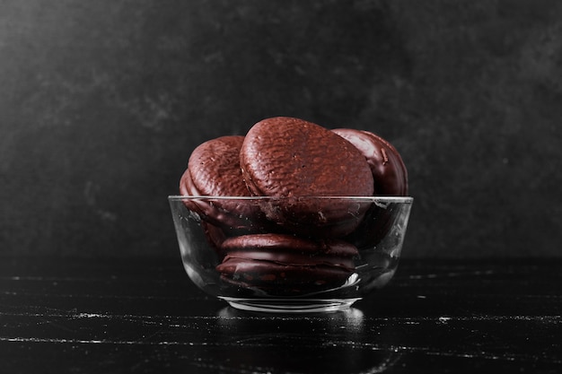 Galletas de chocolate malvavisco en vaso.