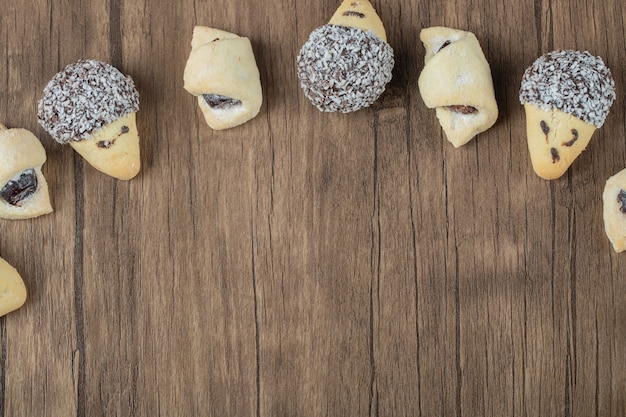 Galletas de chocolate y mantequilla en una fila sobre una mesa de madera.