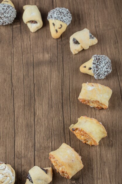 Galletas de chocolate y mantequilla en una fila sobre una mesa de madera.