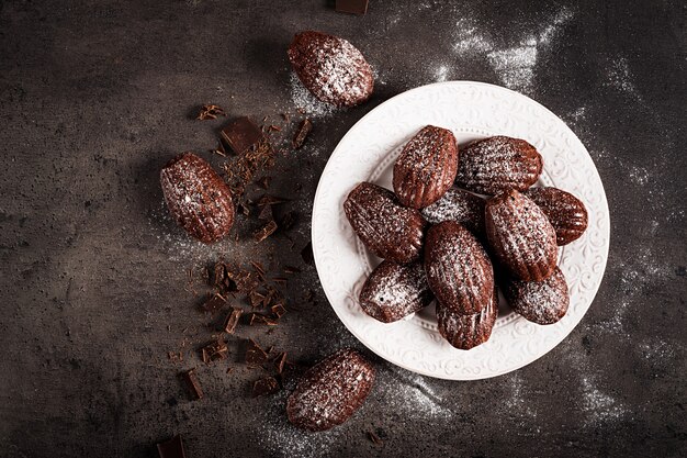 Galletas de chocolate en mesa negra