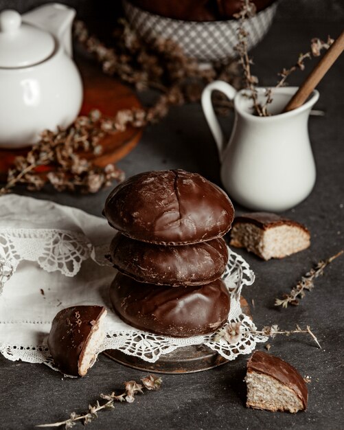 Galletas de chocolate con pan de jengibre y miel sobre un mantel blanco calado