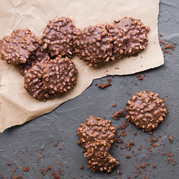 Galletas de chocolate en pergamino