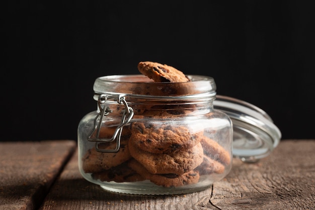 Foto gratuita galletas de chocolate de primer plano