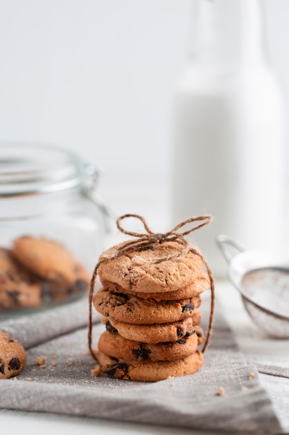 Foto gratuita galletas de chocolate de primer plano