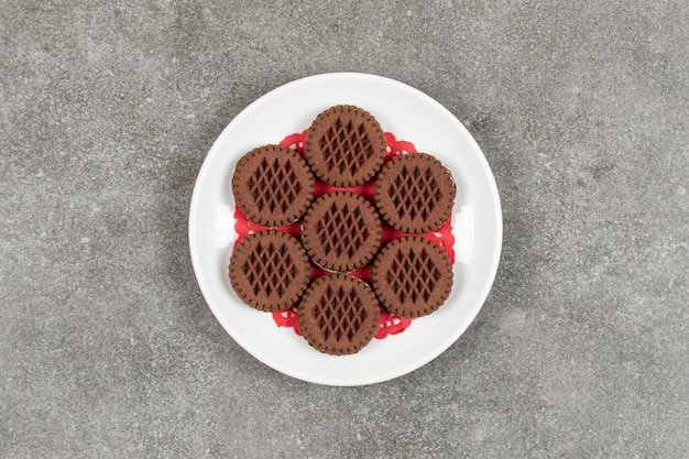 Galletas de chocolate sandwich en un plato blanco.