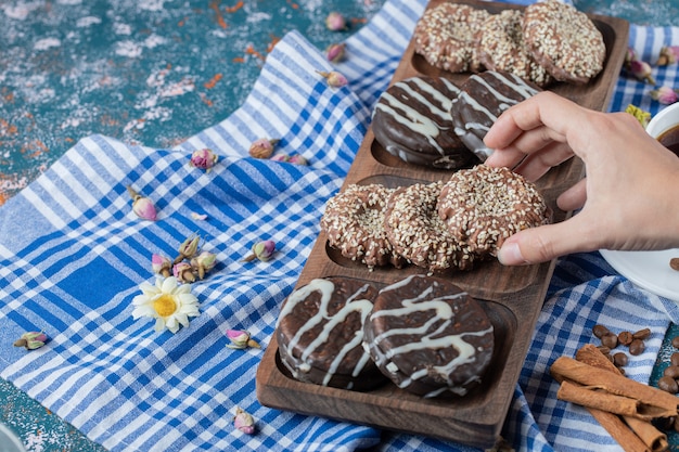 Galletas de chocolate y sésamo sobre una tabla de madera.