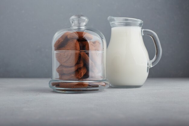 Galletas de chocolate y un tarro de leche.