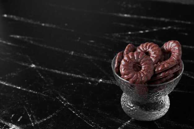 Galletas de chocolate en una taza de vidrio.