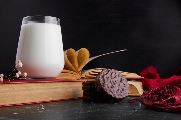 Galletas de chocolate con un vaso de leche.