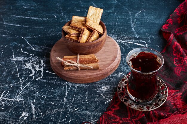 Galletas de chocolate con un vaso de té.