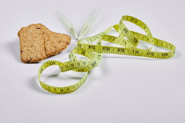 Galletas y cinta métrica en blanco.