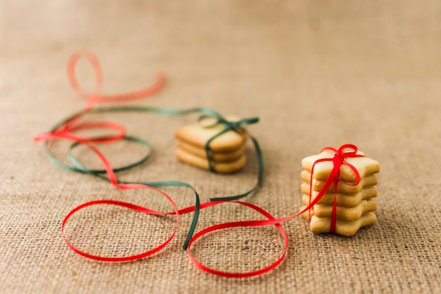 Galletas con cintas brillantes