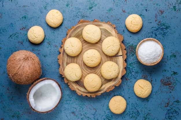 Galletas de coco caseras veganas saludables con medio coco