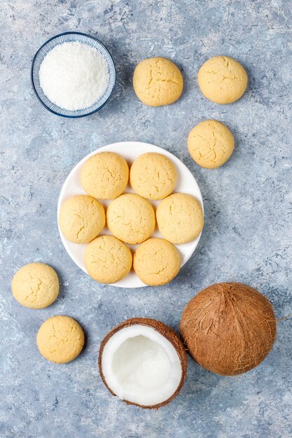 Galletas de coco caseras veganas saludables con medio coco