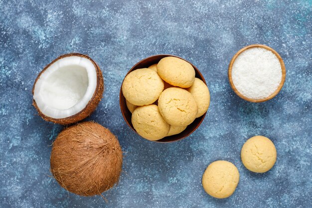 Galletas de coco caseras veganas saludables con medio coco