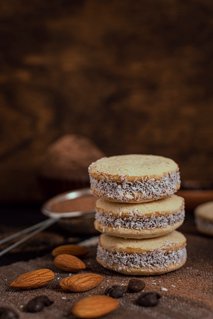 Foto gratuita galletas de coco con fondo borroso