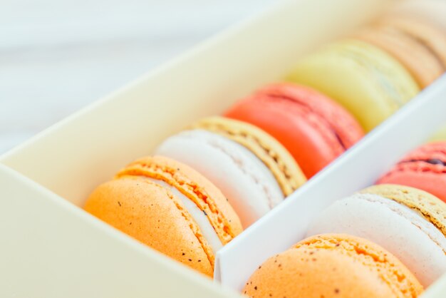 Galletas de colores en una caja