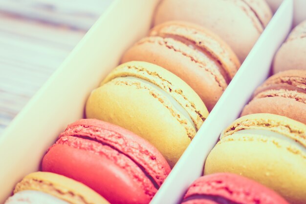 Galletas de colores en una caja