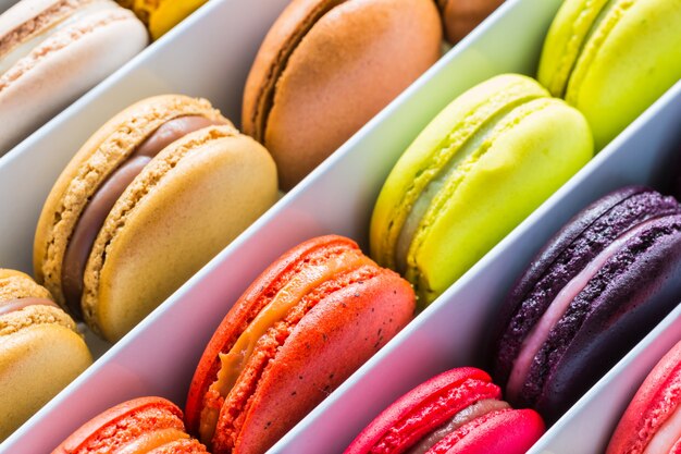 Galletas de colores en una caja