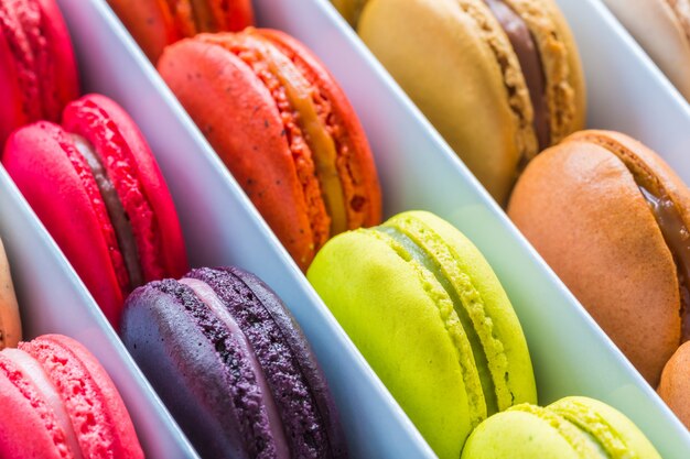 Galletas de colores en una caja