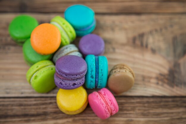 Galletas de colores con relleno encima de una mesa de madera