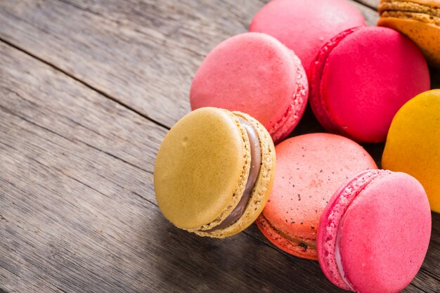 Galletas de colores sobre una mesa de madera