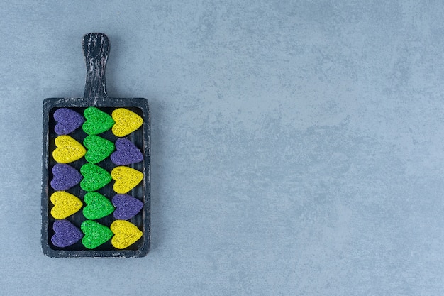 Galletas de colores en el tablero, en la mesa de mármol.