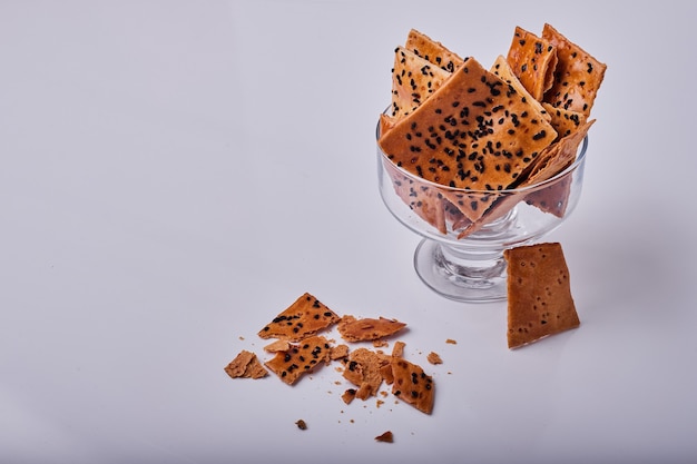 Galletas con comino en vaso de vidrio.