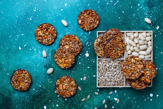 Galletas confitadas de nueces sin gluten con semillas de chocolate, maní y girasol, vista superior