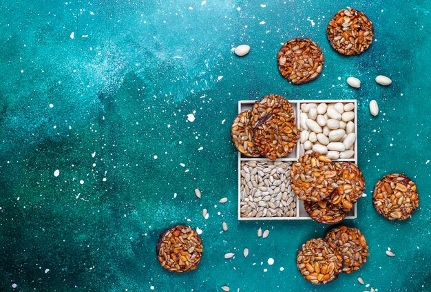 Galletas confitadas de nueces sin gluten con semillas de chocolate, maní y girasol, vista superior