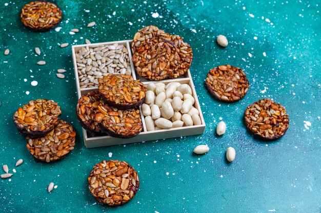 Galletas confitadas de nueces sin gluten con semillas de chocolate, maní y girasol, vista superior