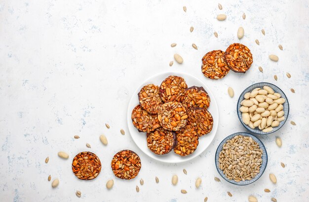 Galletas confitadas de nueces sin gluten con semillas de chocolate, maní y girasol, vista superior