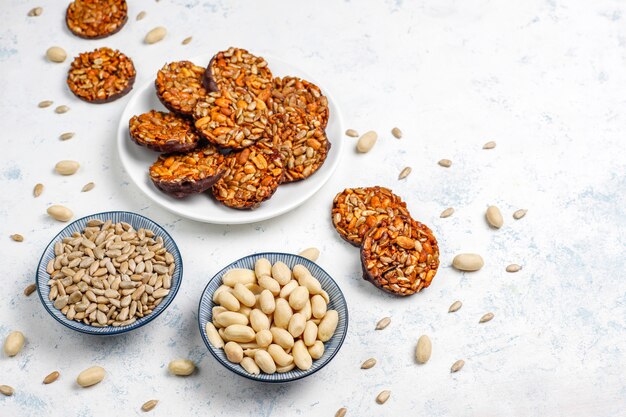 Galletas confitadas de nueces sin gluten con semillas de chocolate, maní y girasol, vista superior