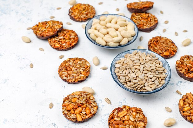 Galletas confitadas de nueces sin gluten con semillas de chocolate, maní y girasol, vista superior