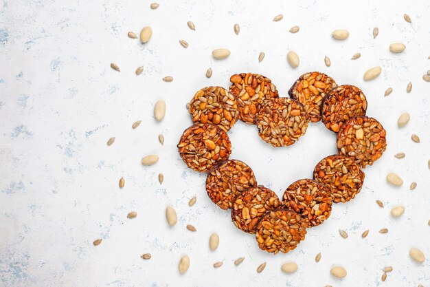 Galletas confitadas de nueces sin gluten con semillas de chocolate, maní y girasol, vista superior