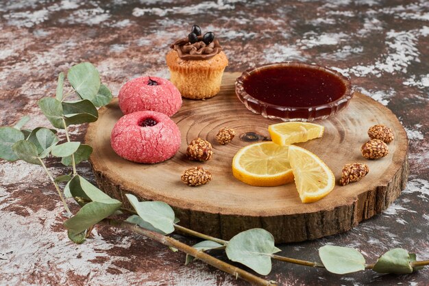 Galletas con confitura sobre una tabla de madera.