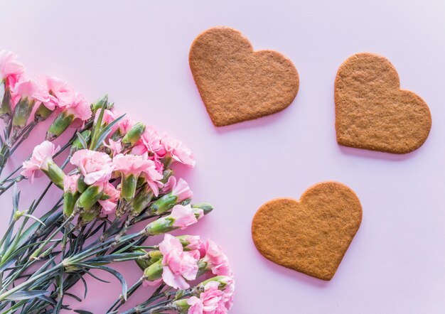 Galletas de corazón con flores en la mesa