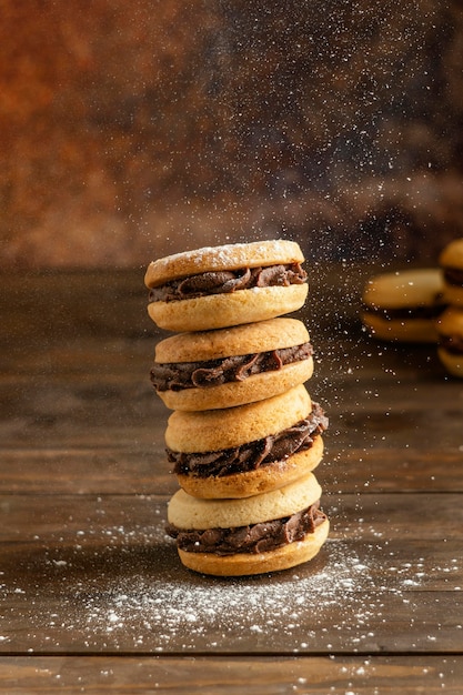 Foto gratuita galletas con crema de mesa de madera