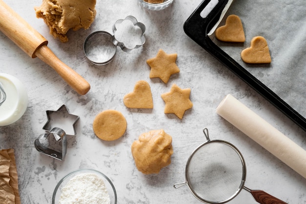 Galletas crudas de vista superior con formas de corte