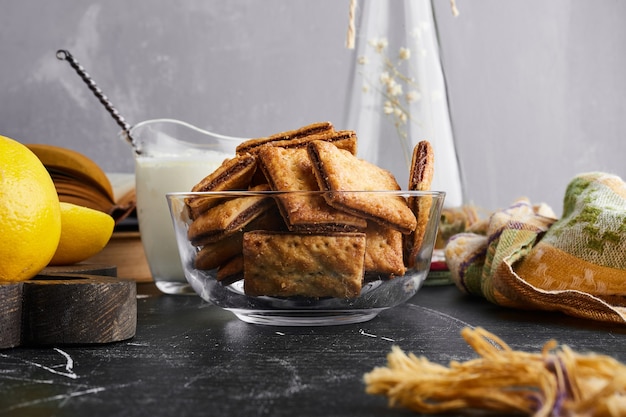 Galletas crujientes con relleno de chocolate.