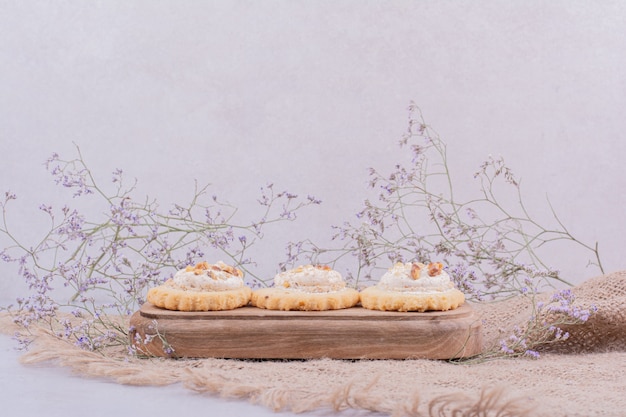 Galletas crujientes sobre una tabla de madera sobre un trozo de arpillera