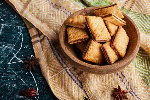 Galletas crujientes en una taza de madera.